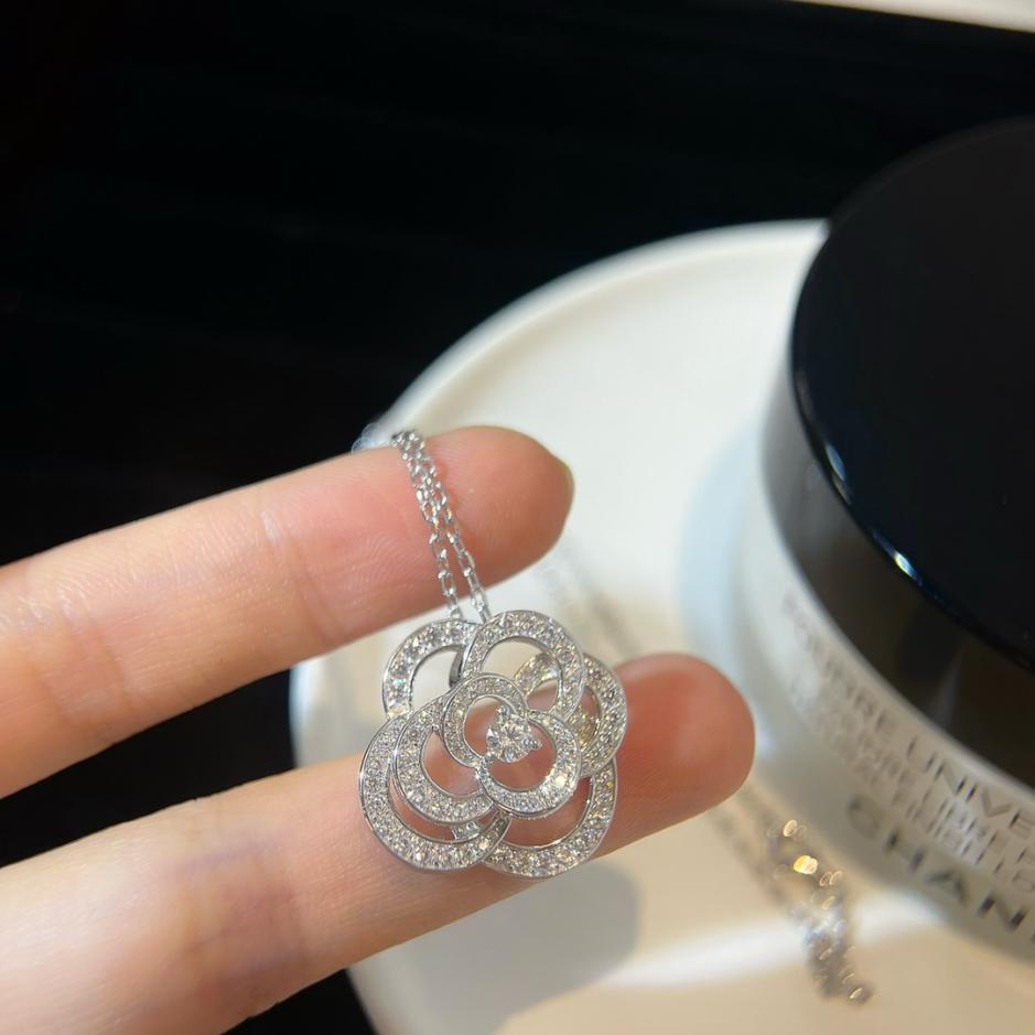 replica,repliche,fake,1:1,earrings,bracelet,ring,jewelry Collana Chanel con camelie