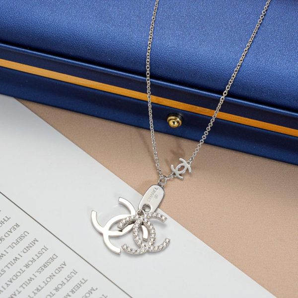 Collana Chanel con doppia C di diamanti
