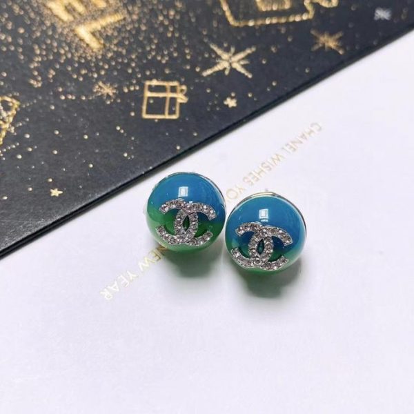 Orecchini con lettera Chanel