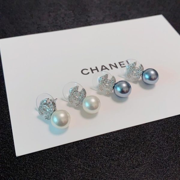 Orecchini piccoli di perle Chanel doppia C