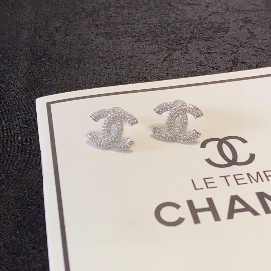 replica,repliche,fake,1:1,earrings,bracelet,ring,jewelry Orecchini a bottone con diamanti tempestati di Chanel