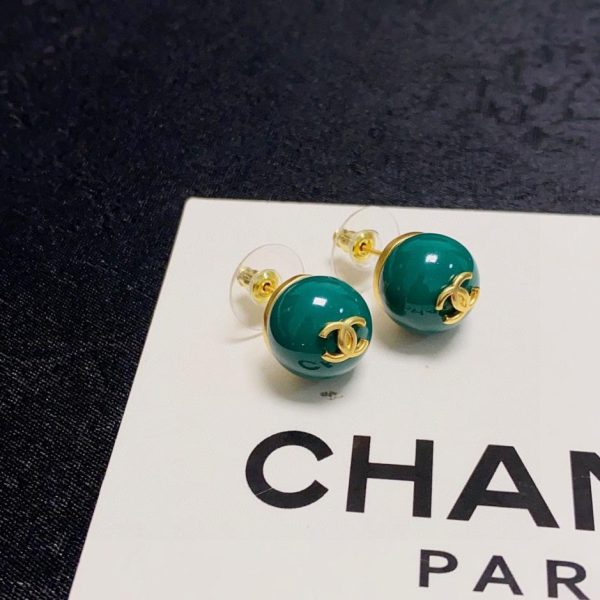 Orecchini a bottone piccoli Chanel doppia C con perla verde