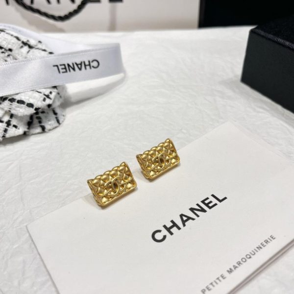 Orecchini con lettera Chanel