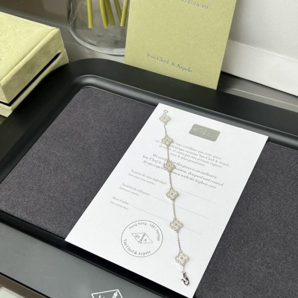 [Versione top] Bracciale Van Cleef & Arpels con sei piccoli fiori interamente in diamanti