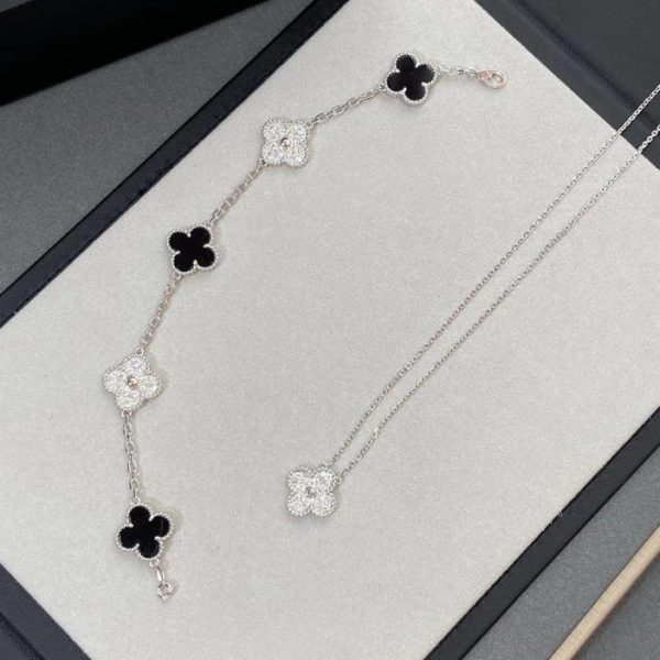 [Versione Premium] Bracciale e collana a cinque fiori di calcedonio nero con diamanti di Van Cleef & Arpels