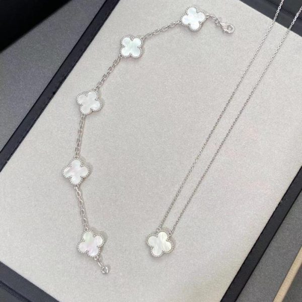 [Versione top] Bracciale e collana a cinque fiori di Van Cleef & Arpels in oro bianco e madreperla bianca