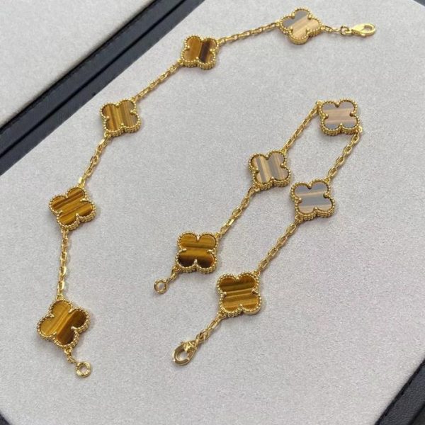 [Versione top] Bracciale con cinque fiori in occhio di tigre di Van Cleef & Arpels