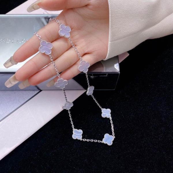 [Top Edition] Collana di calcedonio viola con dieci fiori di Van Cleef & Arpels