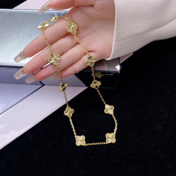 [Top Edition] Collana con dieci fiori intagliati di Van Cleef & Arpels