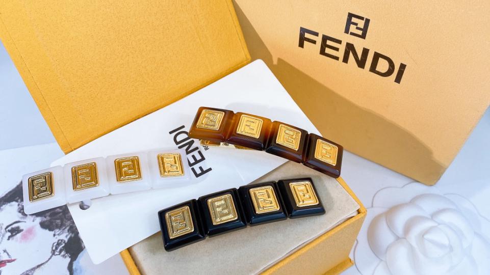 replica,repliche,fake,1:1,earrings,bracelet,ring,jewelry Fermaglio per capelli quadrato in acrilico Fendi