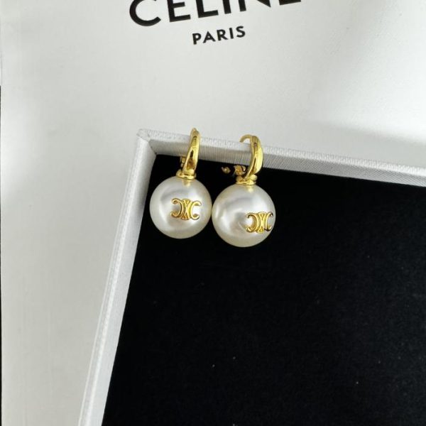 Gli ultimi orecchini di perle di Celine