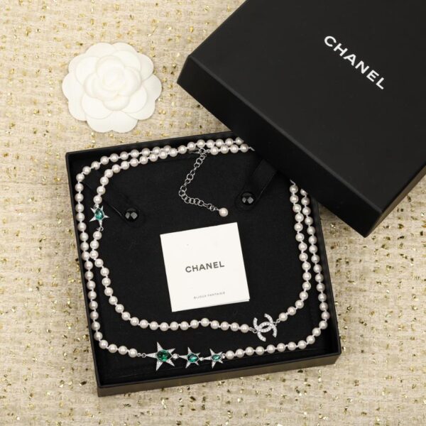 Maglione Chanel con catena di perle e stella a cinque punte