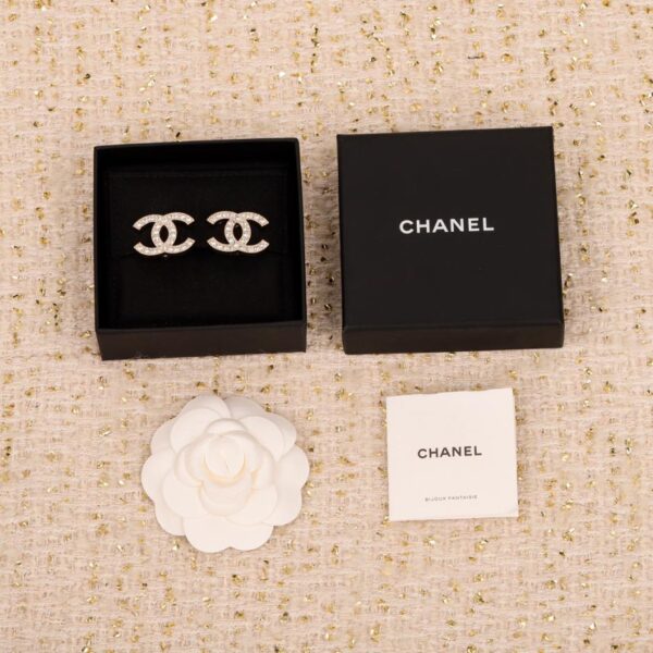 Clip per orecchio Chanel a doppia C con diamanti pieni