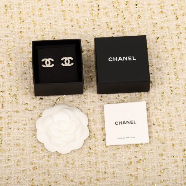 Orecchini a bottone Chanel con doppia C con diamanti pieni