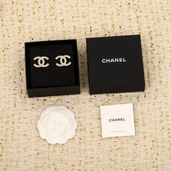 Orecchini a bottone Chanel con doppia C con diamanti pieni