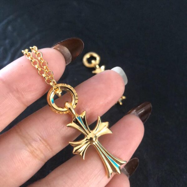 Collana con croce a cerchio in oro 22k con cuori cromati