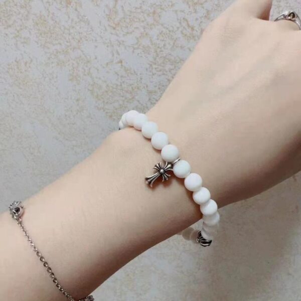 Bracciale con conchiglia bianca con cuori cromati e perline in argento massiccio 925