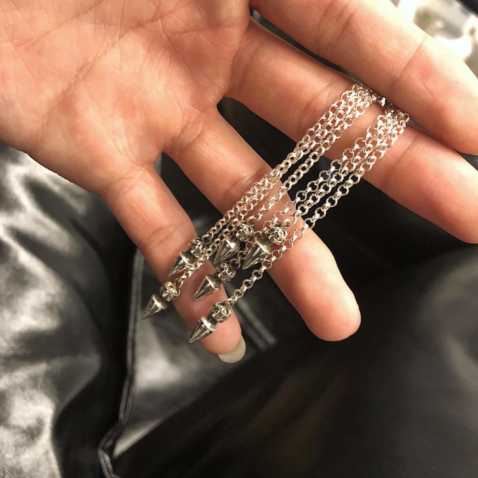 replica,repliche,fake,1:1,earrings,bracelet,ring,jewelry Orecchini per unghie con tre proiettili e nappa con cuori cromati