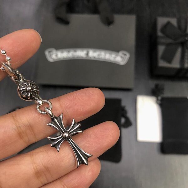 Collana classica con fiori a croce e cuore di corvo