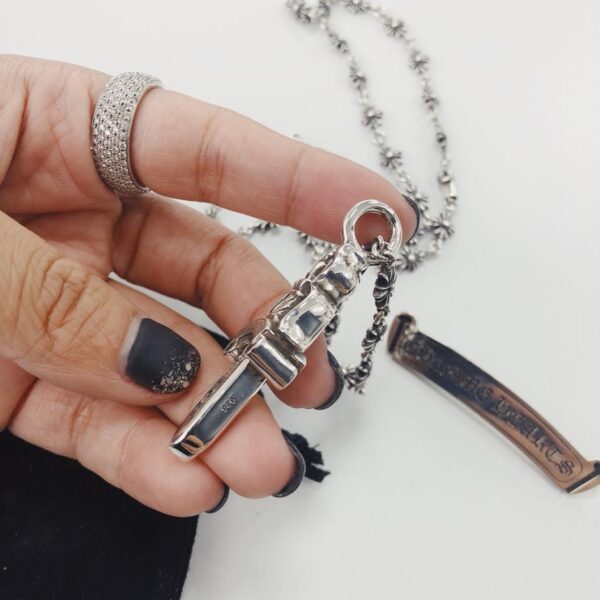 [Controqualità] Collana con piccola spada con catena a croce e cuori cromati