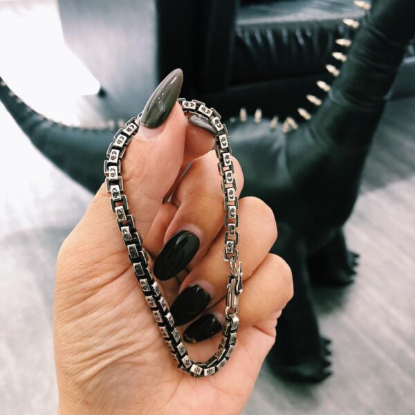 Bracciale con lettera a scacchi con cuori cromati
