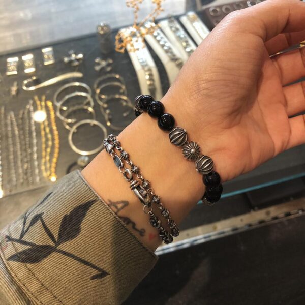 Bracciale in ossidiana con cuori cromati<brCroce con mano in ossidiana con perline