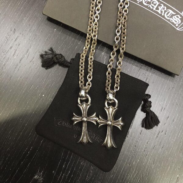 Collana con croce classica a cuore di corvo