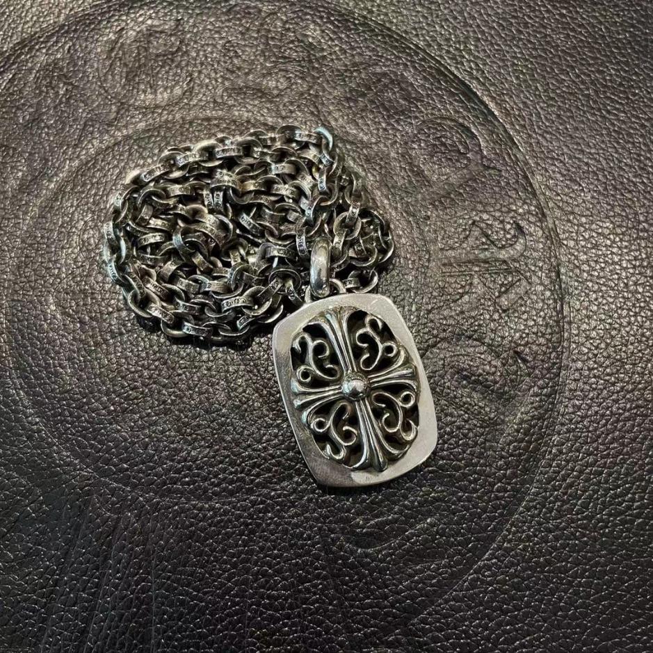 replica,repliche,fake,1:1,earrings,bracelet,ring,jewelry Catena per carte quadrate con croce arabesca e cuori cromati