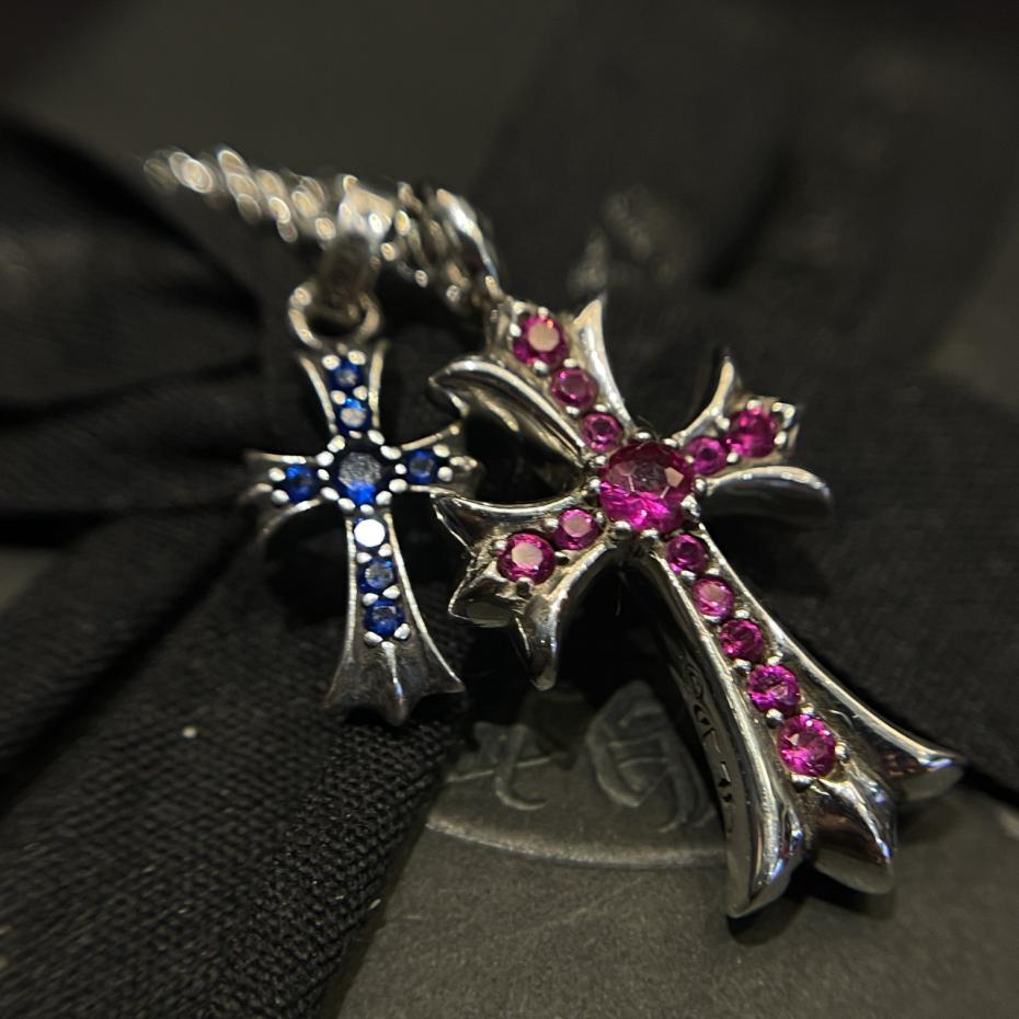 replica,repliche,fake,1:1,earrings,bracelet,ring,jewelry Collana con croce in pietra con cuori cromati