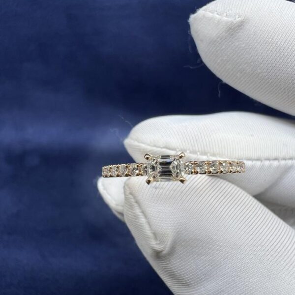 replica,repliche,fake,1:1,earrings,bracelet,ring,jewelry Anello classico Cartier con fila di smeraldi a 20 punti, squisita fattura (6041)