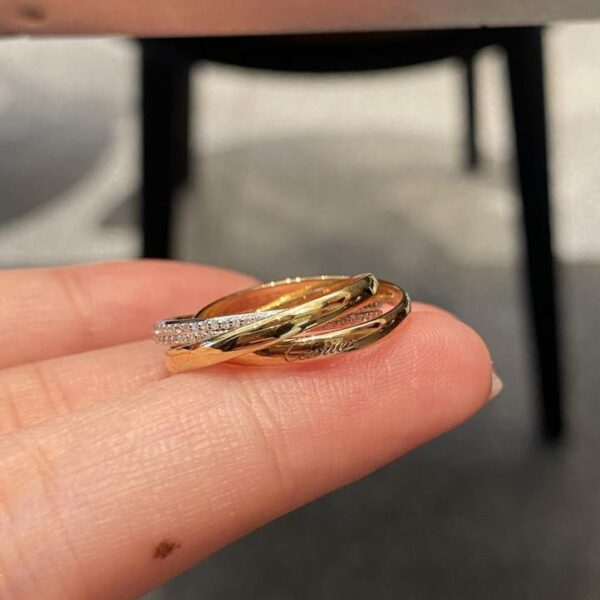 replica,repliche,fake,1:1,earrings,bracelet,ring,jewelry Anello a tre anelli Cartier in oro vero 18 carati e materiale con diamanti (D3A1)