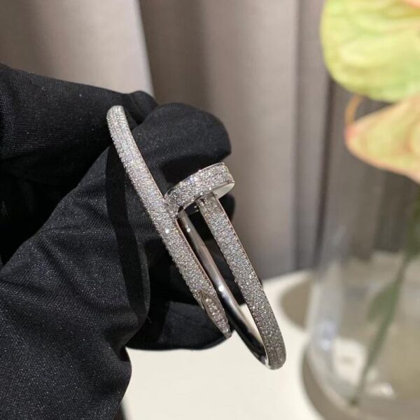 replica,repliche,fake,1:1,earrings,bracelet,ring,jewelry Bracciale per unghie personalizzato Cartier pieno di diamanti in oro 18 carati Indossare unghie piene di diamanti significa aggiungere ricchezza (2818).