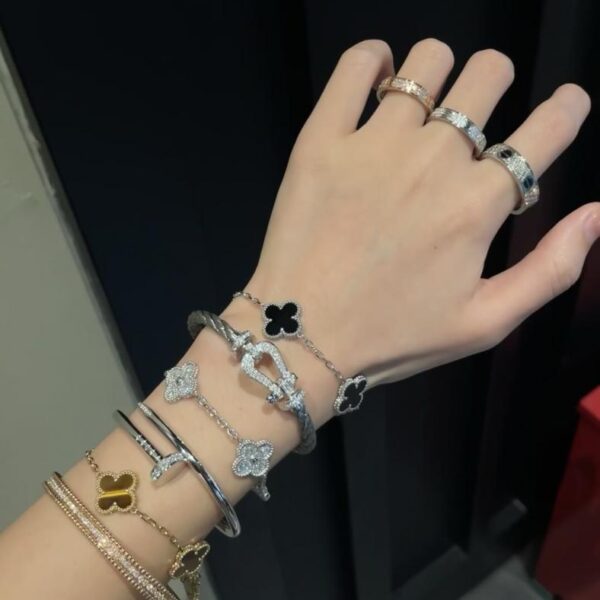 replica,repliche,fake,1:1,earrings,bracelet,ring,jewelry I braccialetti Cartier stanno benissimo se indossati impilati (218D)