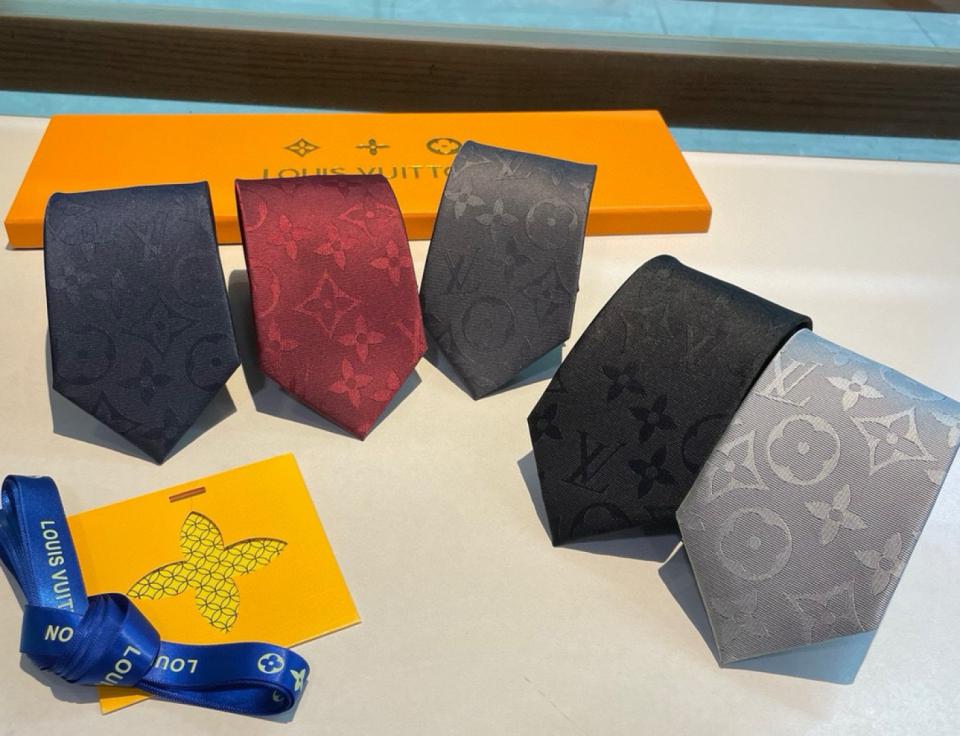 replica,repliche,fake,1:1,earrings,bracelet,ring,jewelry Cravatta da uomo LV Silk Diamonds V-Tie (J3WJ3)